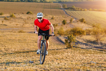 Naklejka premium Traveler ride a bike on autumn background