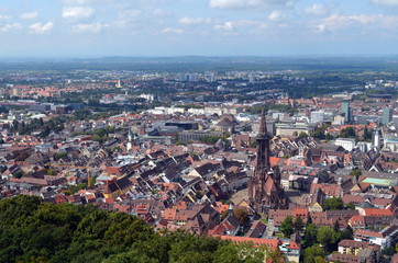 Obraz premium Blick vom Schlossbergturm auf Freiburg