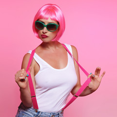 femme sexy et glamour avec perruque rose 
