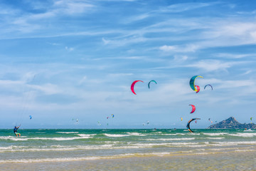 The kitesurfings surfing in the sky