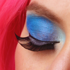 femme sexy et glamour avec perruque rose et maquillage bleu 