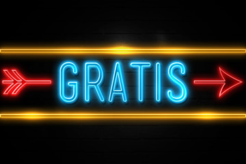 Gratis  - fluorescent Neon Sign on brickwall Front view