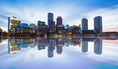 Photo sur Plexiglas construction de la ville Skyline de Boston depuis le centre-ville de Harborwalk la nuit