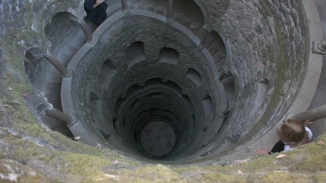 torre invertida en quinta da regaleira sintra portugal