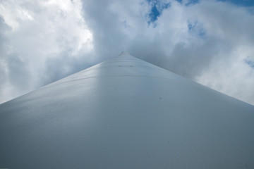 Weißer Mast mit Himmel und Wolken