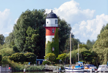 Bremerhaven, Leuchtturm Brinkamahof im Fischereihafen mit Yachthafen