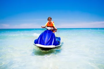 Photo sur Plexiglas Sports nautique Adolescent sur scooter des mers. Garçon d& 39 âge adolescent ski nautique.