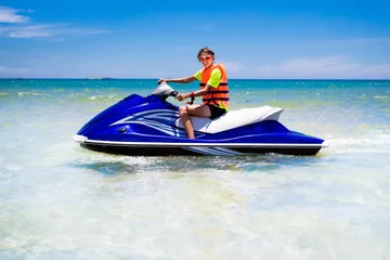 Crédence de cuisine en verre imprimé Sports nautique Adolescent sur scooter des mers. Garçon d& 39 âge adolescent ski nautique.