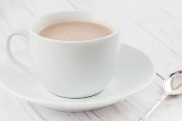 Crédence de cuisine en verre imprimé Chocolat Cup of hot chocolate served in white dishware