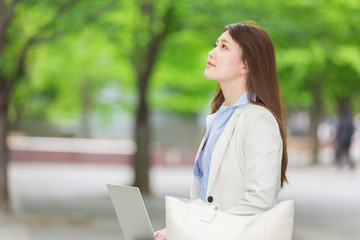 笑顔の女性　ビジネス　パソコン