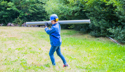 A woman worker wears a pipe on her shoulder.