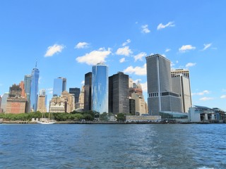 Fototapeta premium Panoramę śródmieścia Nowego Jorku z rzeką Hudson na pierwszym planie