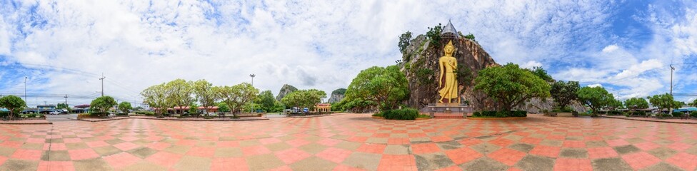 Obraz premium 360 panorama of golden buddha statue at Stone mountain 