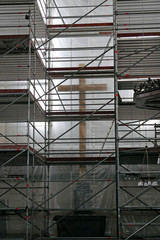 Eingerüstetes Kircheninneres mit Kreuz während Renovierungsarbeiten