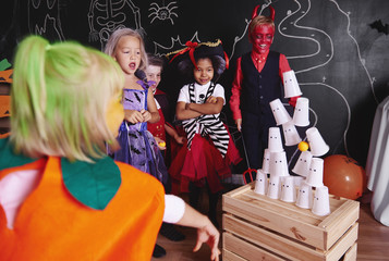 Obraz premium Kids taking part in halloween party