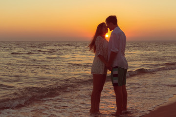 Fototapeta premium Romantyczna para całuje na plaży