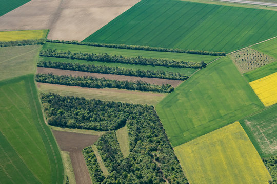 Vue a&eacute;rienne de champs &agrave; Pithiviers dans le Loiret en France