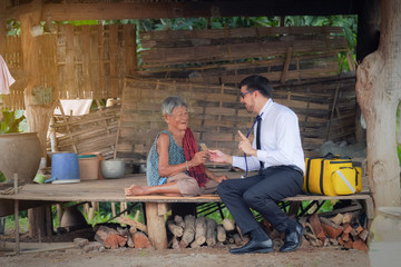 Doctors explain medicine use to female patients or the elderly. The concept of volunteer medicine