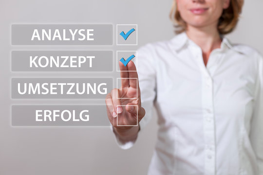 Gesch&auml;ftsfrau Klick Analyse Konzept Umsetzung Erfolg