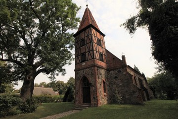 Fototapeta na wymiar Romantische Dorfkirche in Alt Rehse am Tollensesee