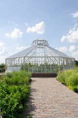 Obraz premium Large greenhouse with path in foreground