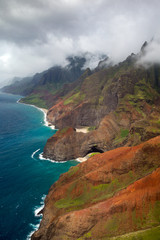 Fototapeta premium Luftaufnahme der Na Pali Coast auf Kauai, Hawaii, USA.