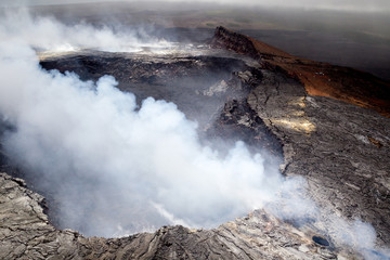 Luftaufnahme des rauchenden Halemaumau Kraters auf dem Kilauea, einem aktiven Vulkan auf Big Island, Hawaii, USA.