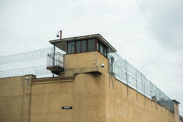 Więzienie, Drut kolczasty - obrazy, fototapety, plakaty