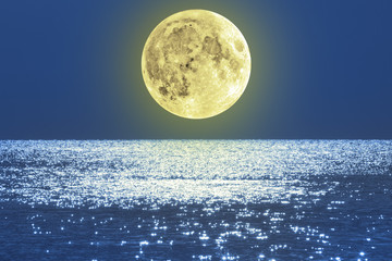 Naklejka premium Wschód księżyca nad morzem / oceanem.