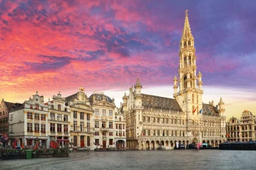 Fotobehang Brussel Brussel, Grote Markt in mooie zomerzonsopgang, België