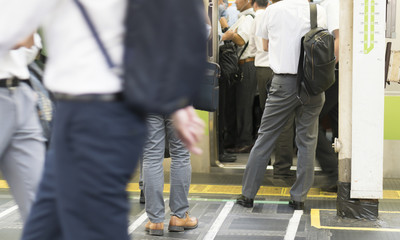 通勤通学　イメージ　朝の新宿駅