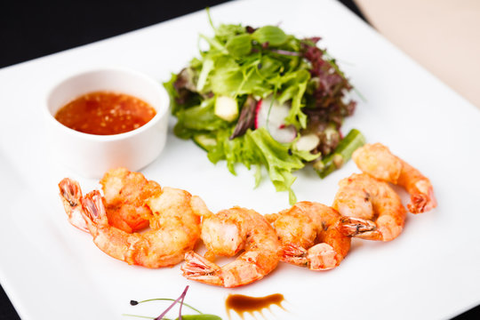 Tempura shrimps with salad