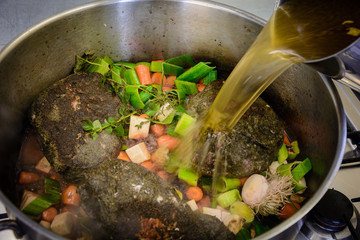 Küche Kräuter Schweinebraten - mit Brühe auffüllen