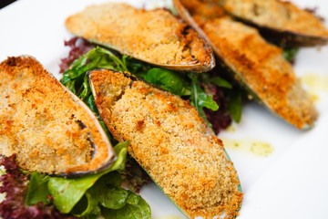 Baked mussels with cheese