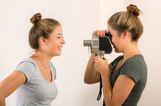 Zwillingsschwester filmt Ihre Schwester mit alter Filmkamera