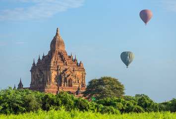 Fototapeta na wymiar Air balloons over Buddhist temples at sunrise in Bagan, Myanmar.