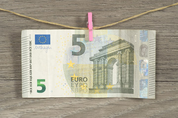 Ein 5 Euro Geldschein ein einer Wäscheleine