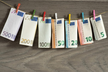Euro Geldscheine an einer Wäscheklammer