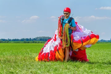 Crédence de cuisine en verre imprimé Sports aériens Paraglider carrying mattress flyer in meadow