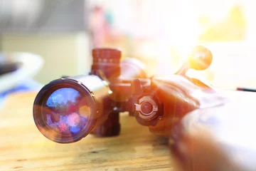 Poster close-up van geweertelescoop voor sportjacht op houten tafel © toodtuphoto
