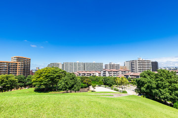 Obraz premium Obszar mieszkalny z niebieskim niebem