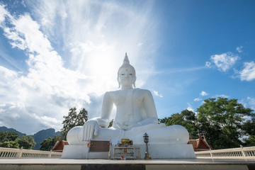 Obraz premium White big buddha statue bright in wat tha khanun temple