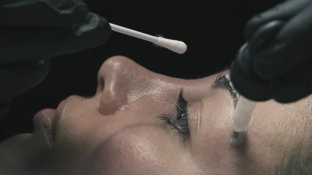 Eyebrow correction in beauty clinic
