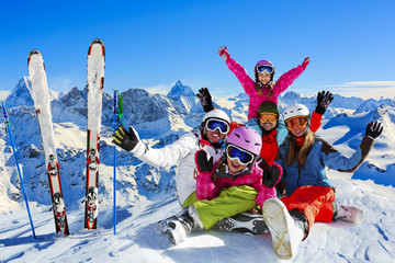 Glückliche Familie, die Winterferien in den Bergen genießt. Ski, Sonne, Schnee und Spaß.