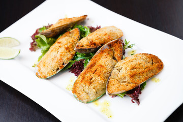 Baked mussels with cheese