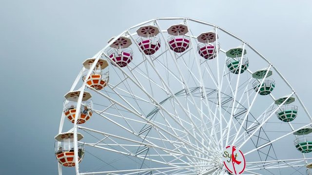 Buntes schones Riesenrad frei vor Himmel 