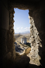 Rocca Calascio. Chiesa S. Maria della Pietà vista dalla rocca