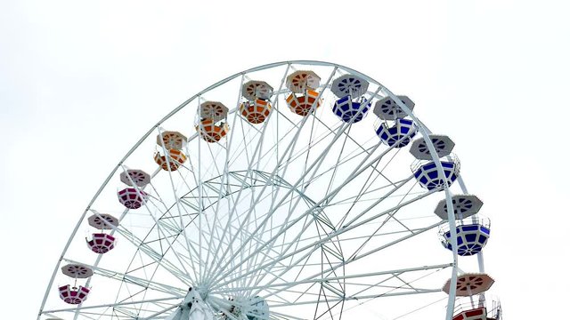 Buntes schones Riesenrad frei vor Himmel 