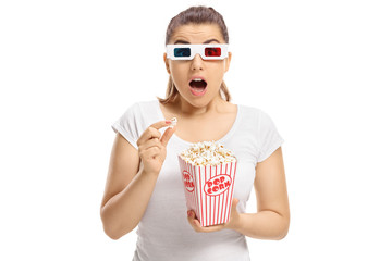 Naklejka premium Scared girl with 3D glasses and popcorn