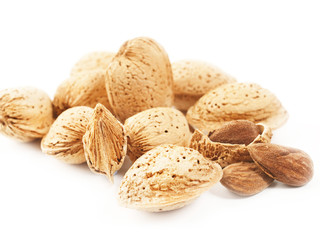 Almendras naturales marcona sobre fondo blanco asilado. Vista de frente